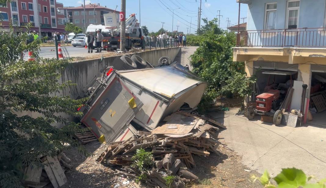 Kamyon evin bahçesine uçtu! Çok sayıda yaralı var 1